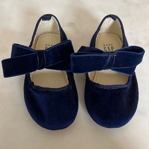 Gap navy blue velvet bow dress shoes. Gently used. Size 5